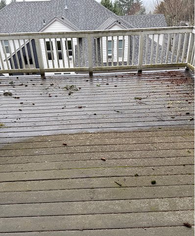 before-and-after-pressure-washing-wooden-balcony
