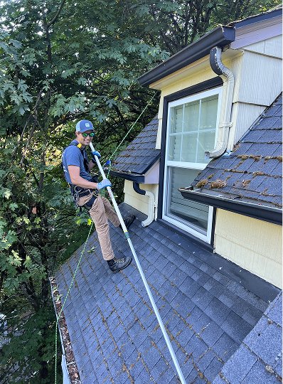 cleaning-roof-with-smile-safely