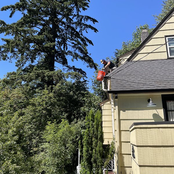expert-cleaning-gutter-with-bucket-1