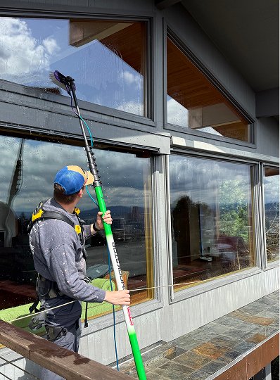 expert-cleaning-windows-in-height
