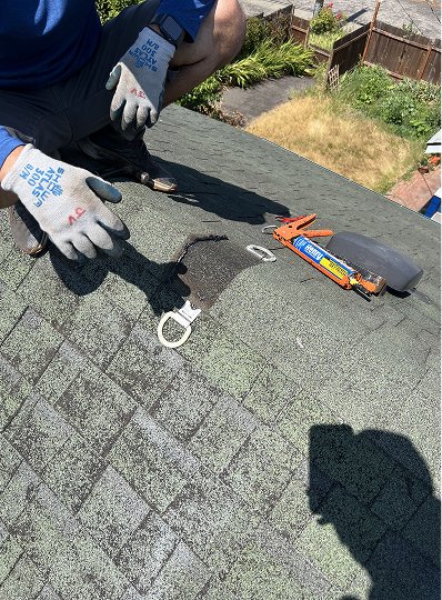 experts-fixing-roof-with-tools
