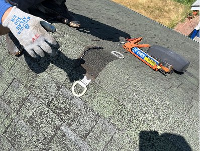 experts-fixing-roof-with-tools
