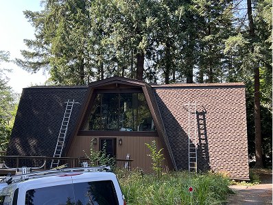 high-roof-getting-cleaning-using-ladder