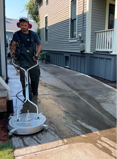 pressure-washing-driveway-using-tools