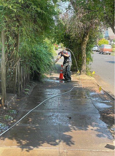 pressure-washing-on-sidewalk