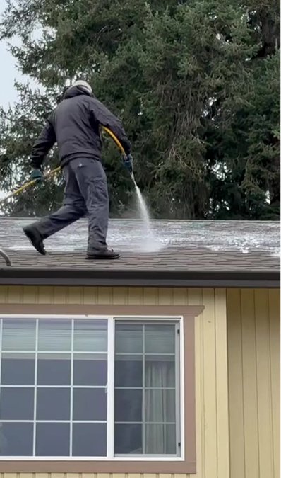 roof-cleaning-service-on top