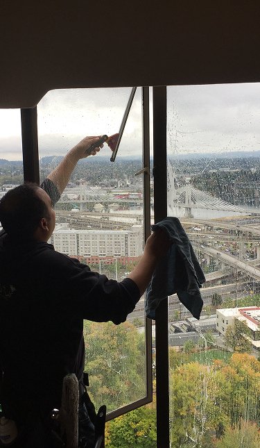 window-cleaning-with-wiper