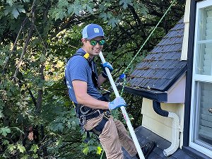 cleaning-roof-with-smile-safely