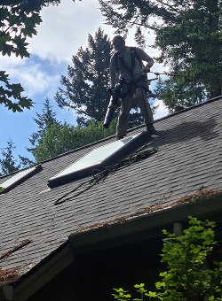 experts-fixing-roof-with-tools